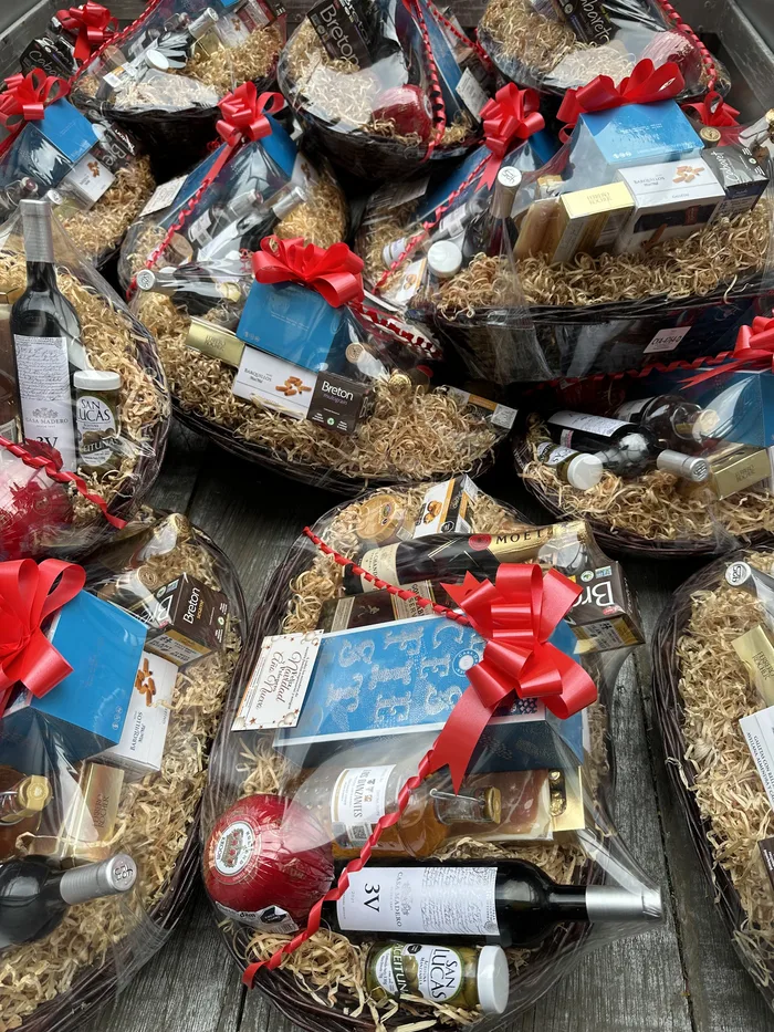 Contenido de arcones navideños originales: productos gourmet y bebidas