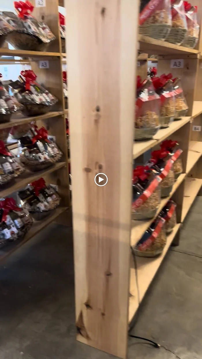 Armado y empaque de arcones navideños originales en taller